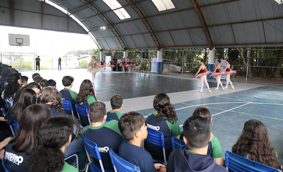 Arte para todos: Escola de Dança Teatro Guaíra se apresenta em escola de Curitiba
