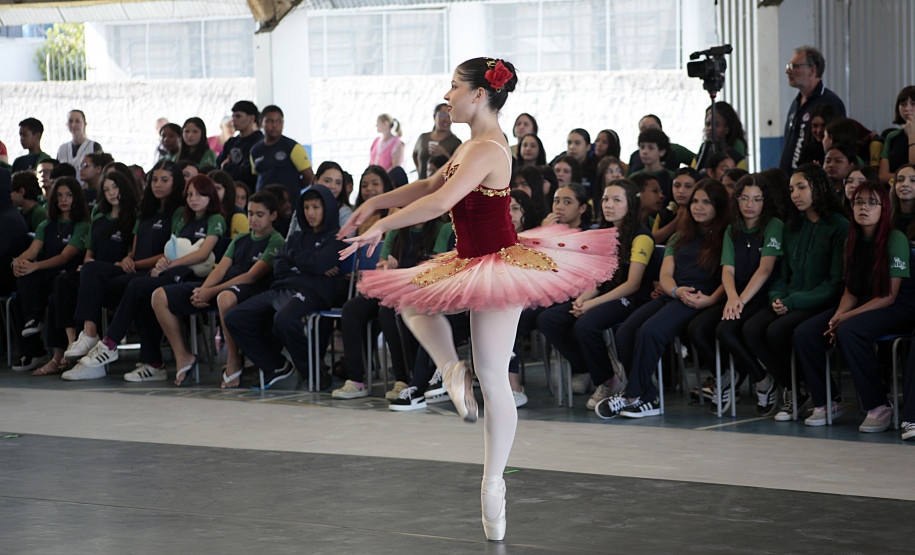 Arte para todos: Escola de Dança Teatro Guaíra se apresenta em escola de Curitiba