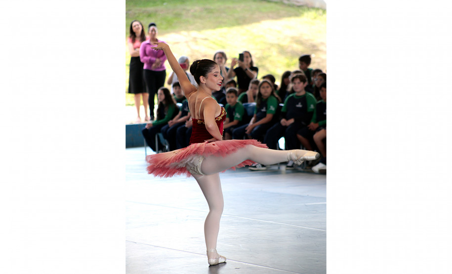 Arte para todos: Escola de Dança Teatro Guaíra se apresenta em escola de Curitiba
