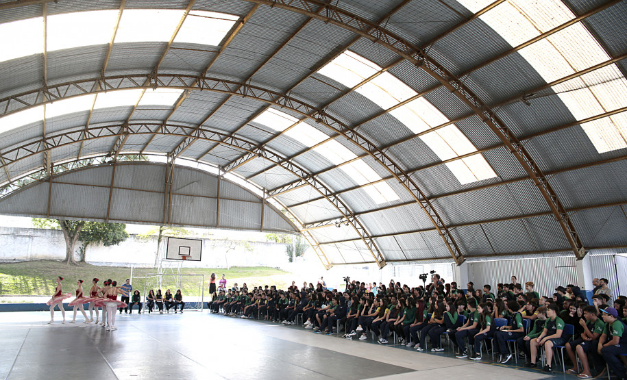 Arte para todos: Escola de Dança Teatro Guaíra se apresenta em escola de Curitiba