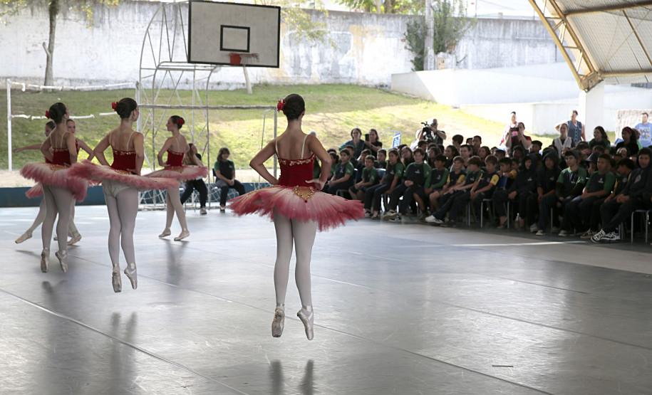 Arte para todos: Escola de Dança Teatro Guaíra se apresenta em escola de Curitiba