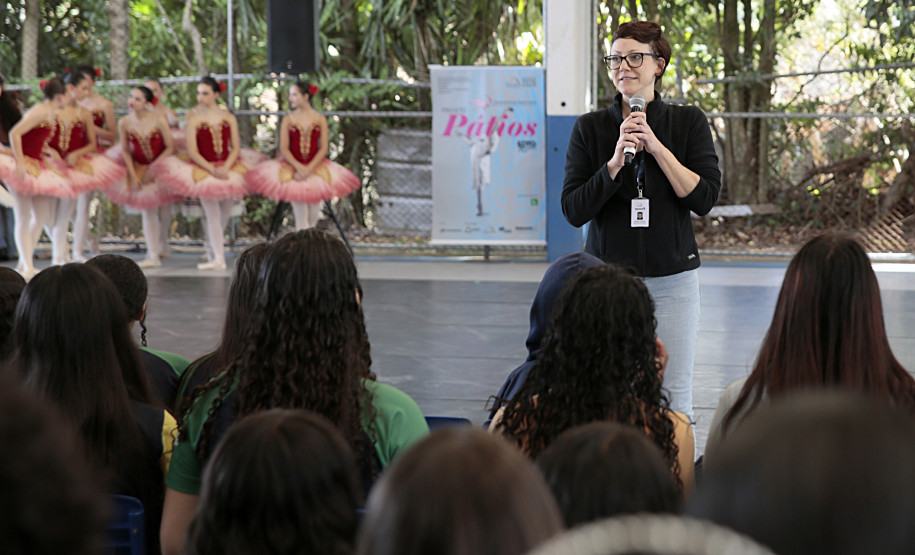 Arte para todos: Escola de Dança Teatro Guaíra se apresenta em escola de Curitiba