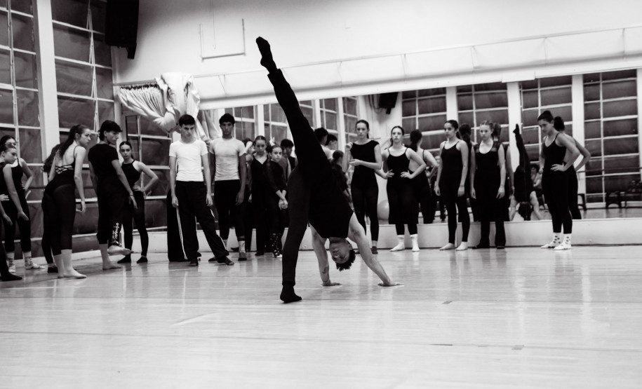 Bailarino do Grupo Corpo ministra aula para alunos da Escola de Dança Teatro Guaíra