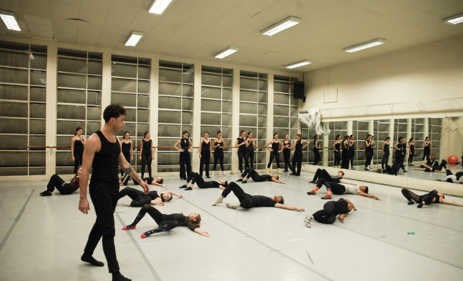 Bailarino do Grupo Corpo ministra aula para alunos da Escola de Dança Teatro Guaíra