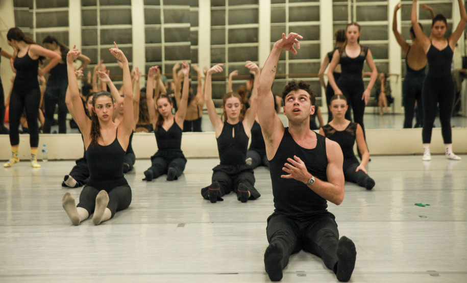 Bailarino do Grupo Corpo ministra aula para alunos da Escola de Dança Teatro Guaíra