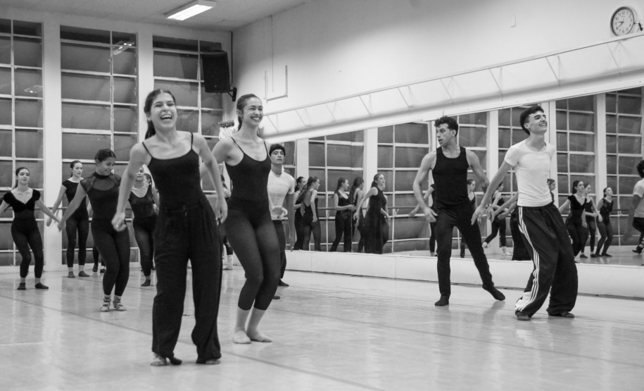 Bailarino do Grupo Corpo ministra aula para alunos da Escola de Dança Teatro Guaíra