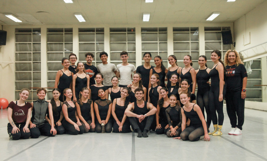 Bailarino do Grupo Corpo ministra aula para alunos da Escola de Dança Teatro Guaíra