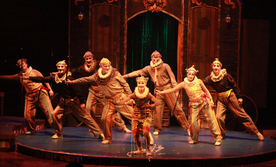 G2 Cia de Dança lota teatro e levanta a plateia em Francisco Beltrão, no Sudoeste