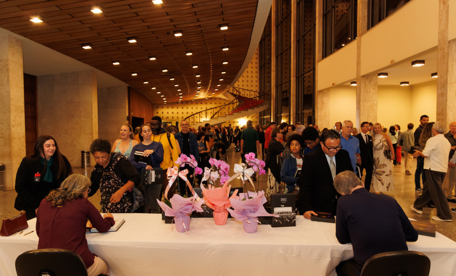 40 anos: mais de 500 pessoas prestigiam lançamento do livro sobre a Orquestra Sinfônica do Paraná