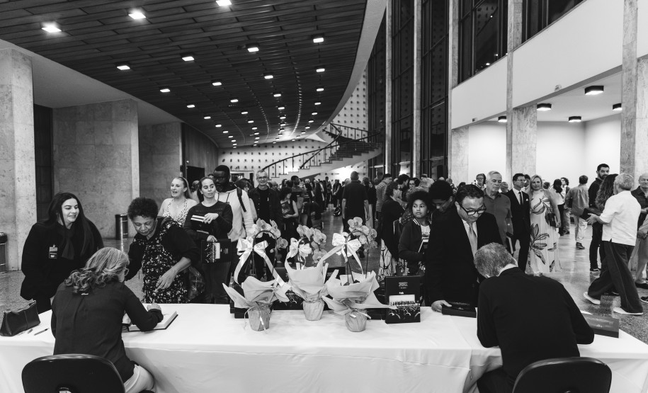 40 anos: mais de 500 pessoas prestigiam lançamento do livro sobre a Orquestra Sinfônica do Paraná