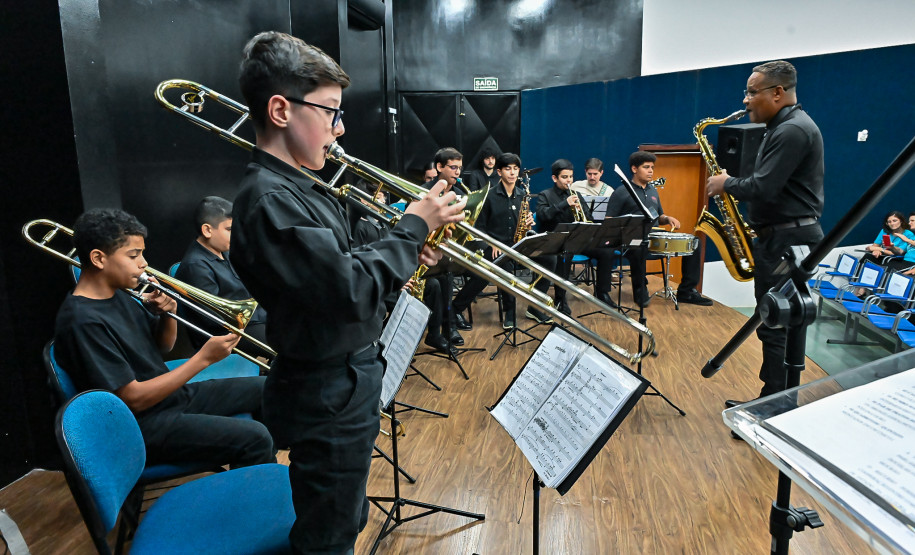 Estado amplia incentivo à musicalização com entrega de instrumentos em Campo Mourão