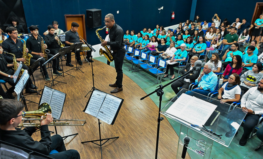 Estado amplia incentivo à musicalização com entrega de instrumentos em Campo Mourão