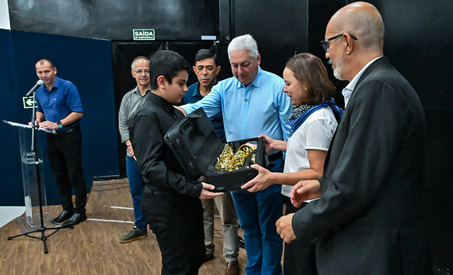 Estado amplia incentivo à musicalização com entrega de instrumentos em Campo Mourão