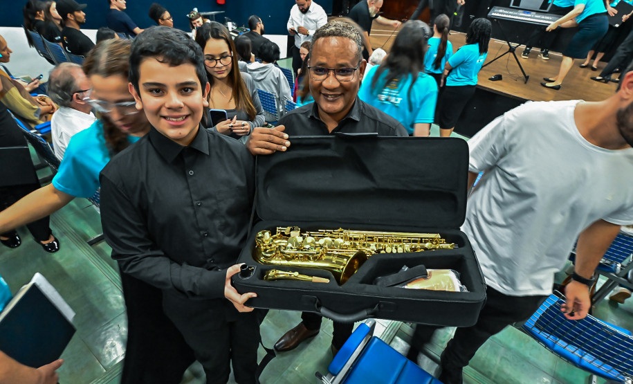 Estado amplia incentivo à musicalização com entrega de instrumentos em Campo Mourão