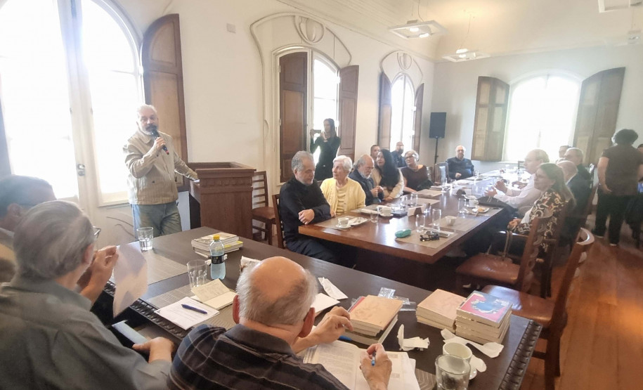 Academia Paranaense de Letras recebe livro sobre os 40 anos da Orquestra Sinfônica