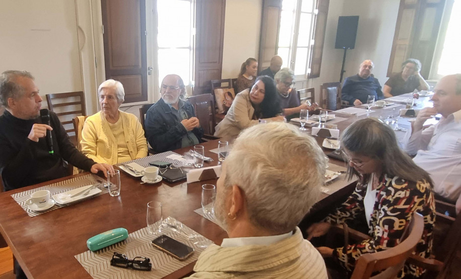 Academia Paranaense de Letras recebe livro sobre os 40 anos da Orquestra Sinfônica