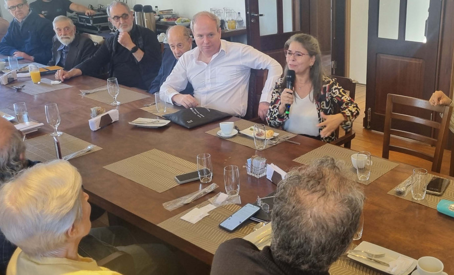 Academia Paranaense de Letras recebe livro sobre os 40 anos da Orquestra Sinfônica