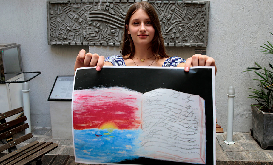 Representantes do Centro Juvenil de Artes Plásticas são destaque em concurso internacional