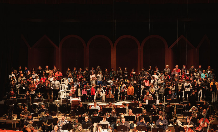 Projeto grandioso: concerto dos 41 anos da OSP mobiliza 230 artistas e crianças no Guairão