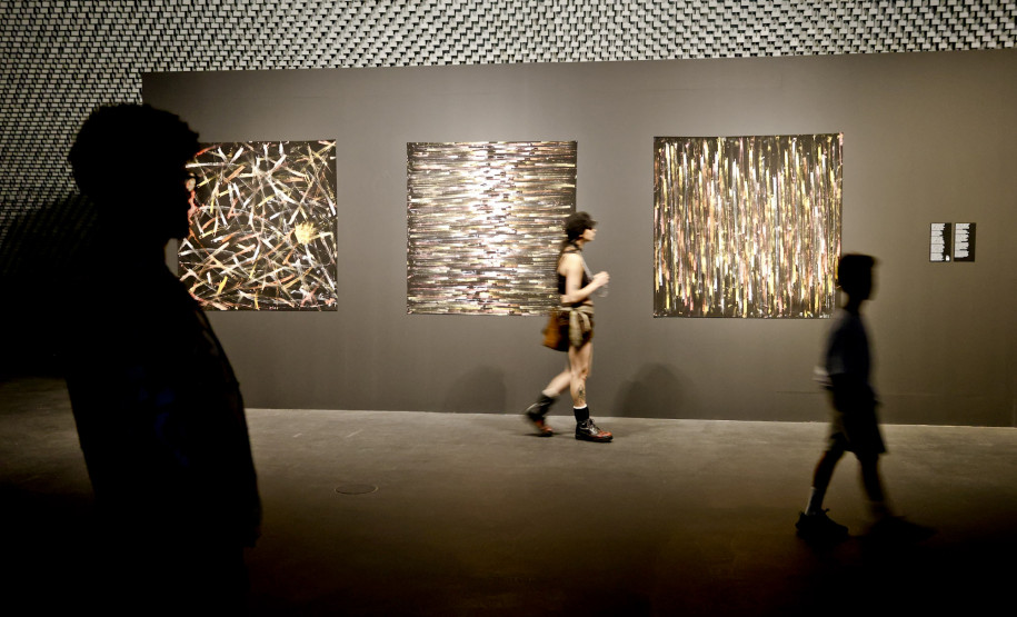 Mostra "Technological Dances", da artista Alice Anderson, fica em cartaz até domingo no MON