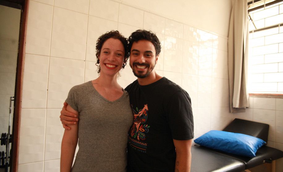 Preparação de atletas: trabalho de fisioterapia é apoio precioso para performance de bailarinos do Teatro Guaíra