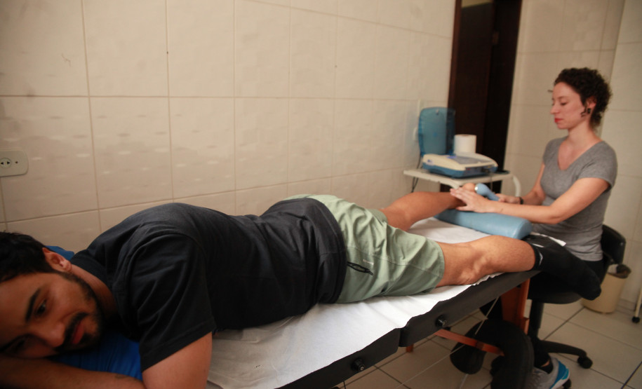 Preparação de atletas: trabalho de fisioterapia é apoio precioso para performance de bailarinos do Teatro Guaíra