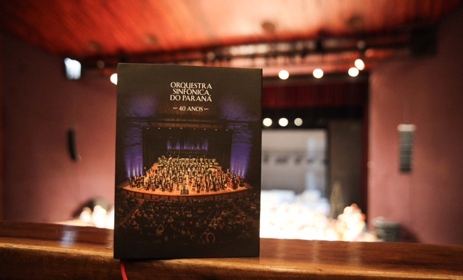 Academia Paranaense de Letras recebe livro sobre os 40 anos da Orquestra Sinfônica