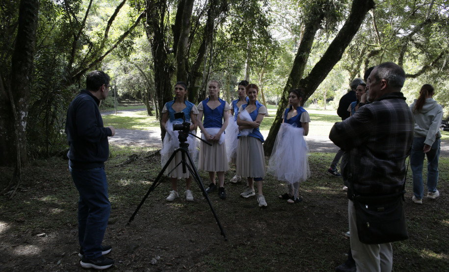 “GiselleS”: montagem do Balé Teatro Guaíra revisita clássico e aposta alto em figurino e cenário