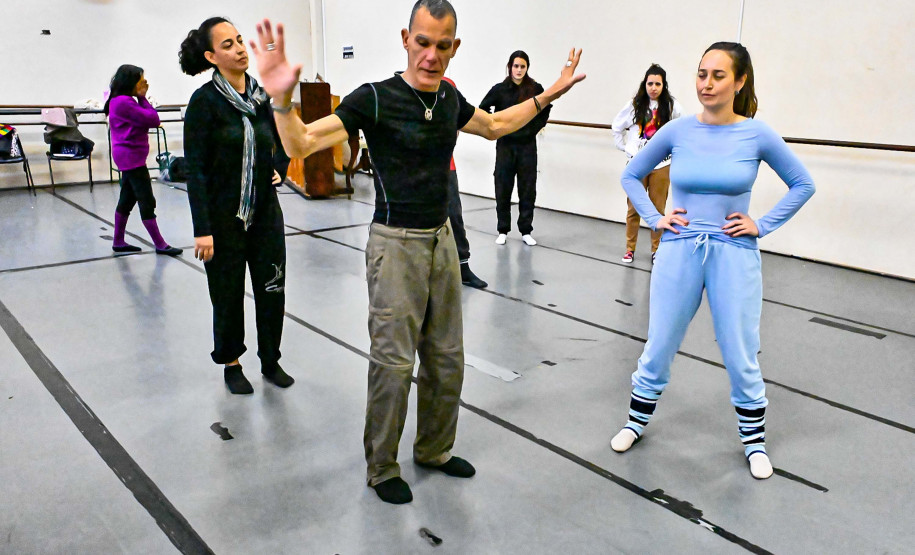 Teatro Guaíra oferece curso gratuito de técnicas corporais para artistas do movimento