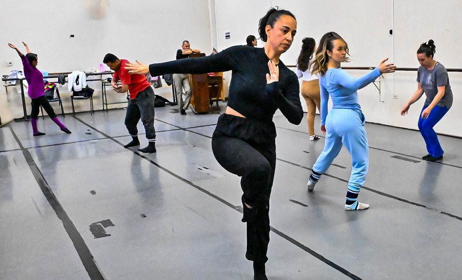 Teatro Guaíra oferece curso gratuito de técnicas corporais para artistas do movimento