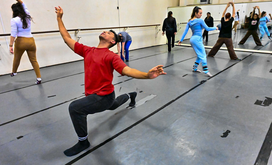 Teatro Guaíra oferece curso gratuito de técnicas corporais para artistas do movimento