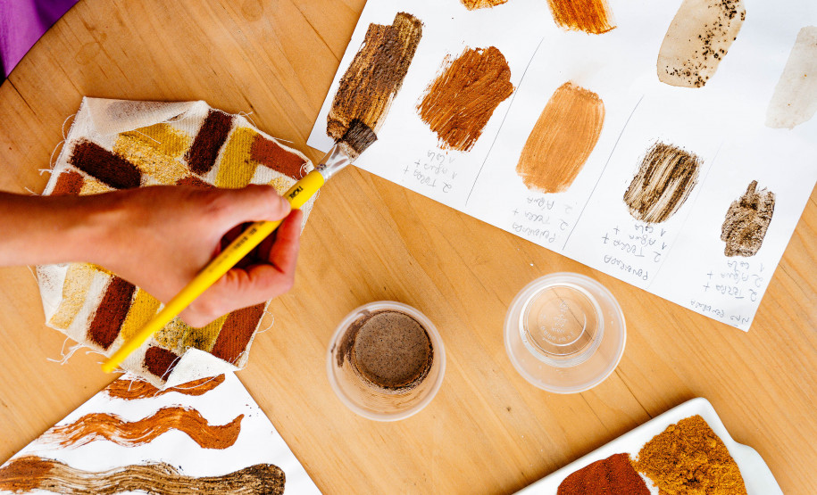MON promove oficina especial com tintas naturais para o público 60+