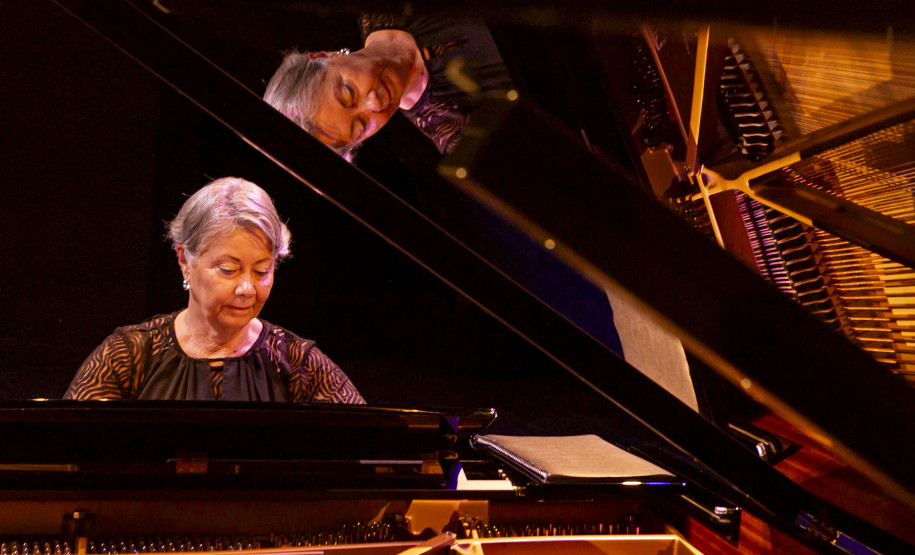 Concerto da Orquestra Sinfônica do Paraná celebra os 70 anos da pianista Analaura de Souza Pinto