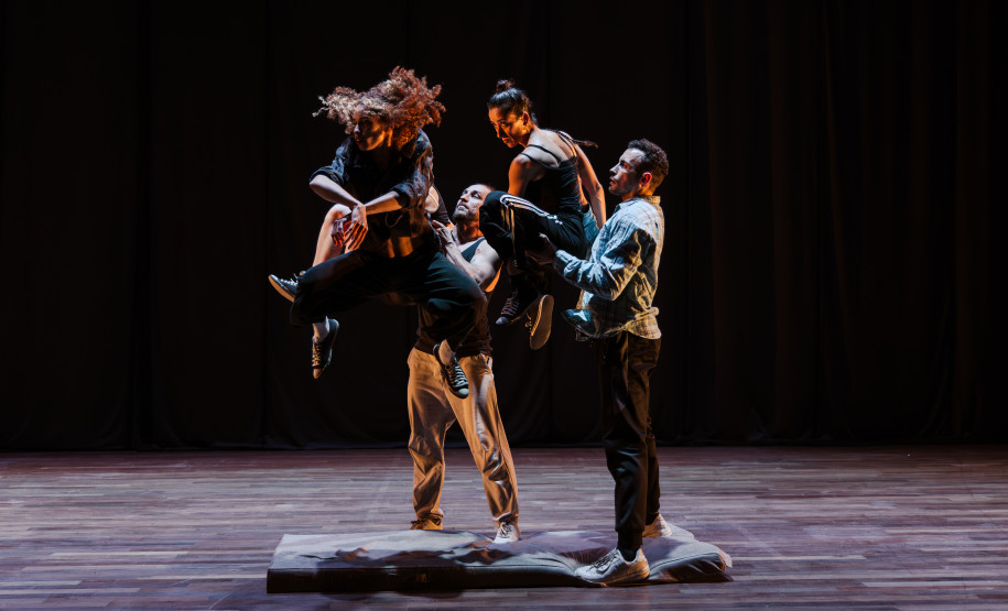 Balé Teatro Guaíra estreia espetáculo que une memória, coletividade e dança contemporâneaBalé Teatro Guaíra estreia espetáculo que une memória, coletividade e dança contemporânea