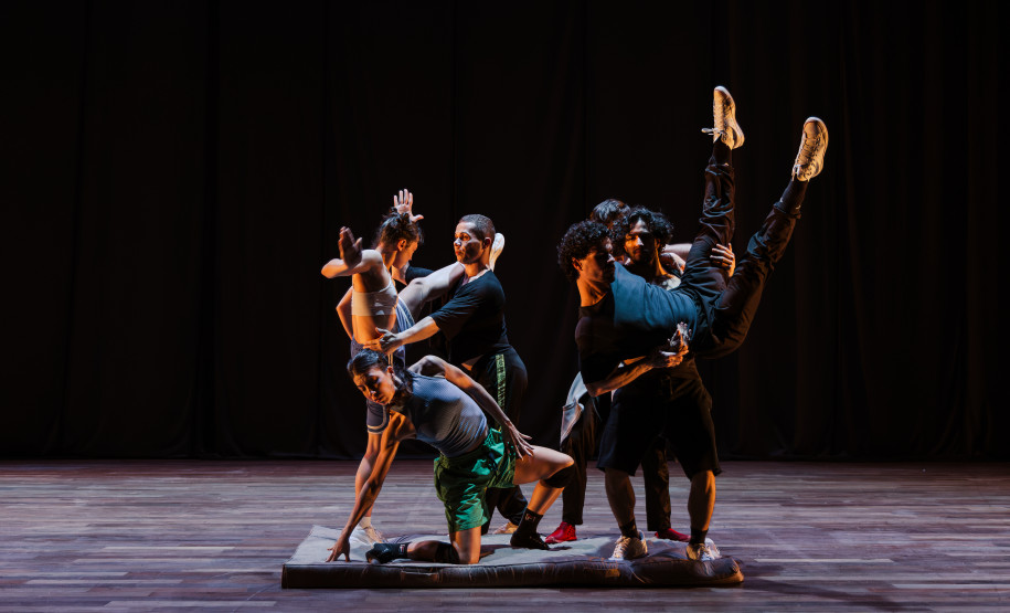 Balé Teatro Guaíra estreia espetáculo que une memória, coletividade e dança contemporâneaBalé Teatro Guaíra estreia espetáculo que une memória, coletividade e dança contemporânea