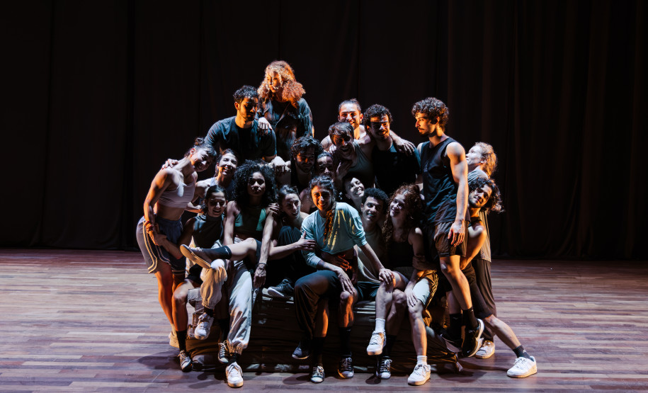 Balé Teatro Guaíra estreia espetáculo que une memória, coletividade e dança contemporâneaBalé Teatro Guaíra estreia espetáculo que une memória, coletividade e dança contemporânea