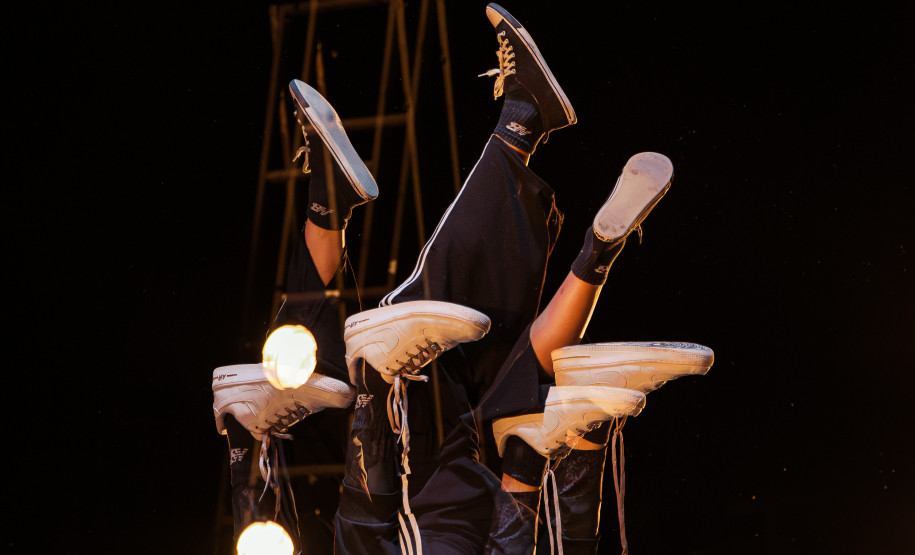 Balé Teatro Guaíra estreia espetáculo que une memória, coletividade e dança contemporâneaBalé Teatro Guaíra estreia espetáculo que une memória, coletividade e dança contemporânea