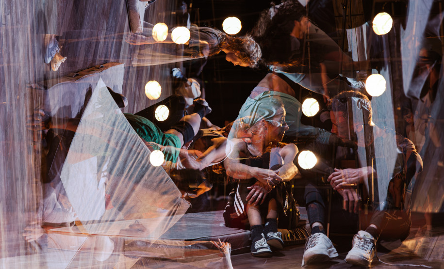 Balé Teatro Guaíra estreia espetáculo que une memória, coletividade e dança contemporâneaBalé Teatro Guaíra estreia espetáculo que une memória, coletividade e dança contemporânea