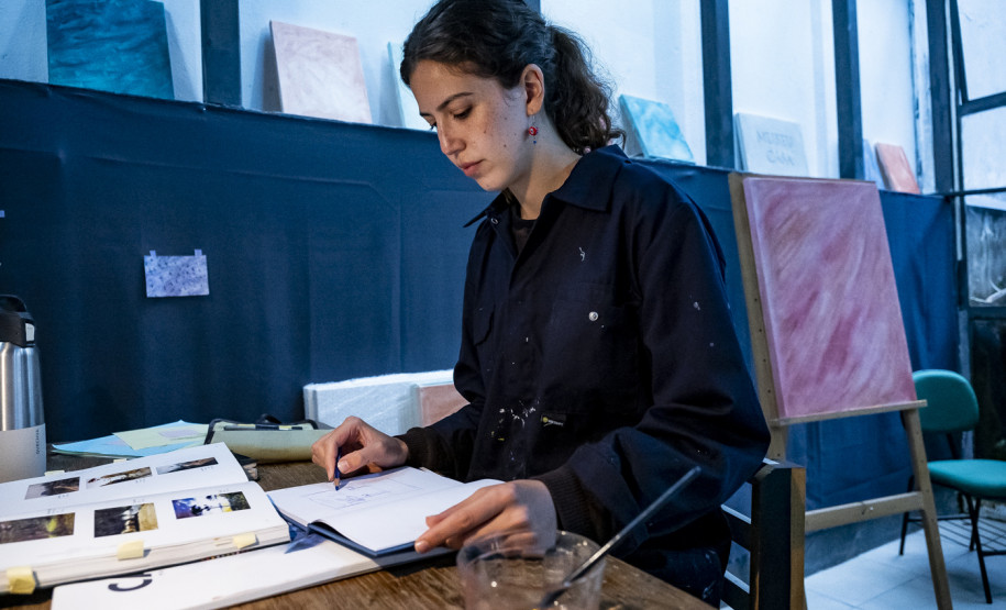 Residente do Museu Casa Alfredo Andersen, Aline Bittar Künzel recebe o público