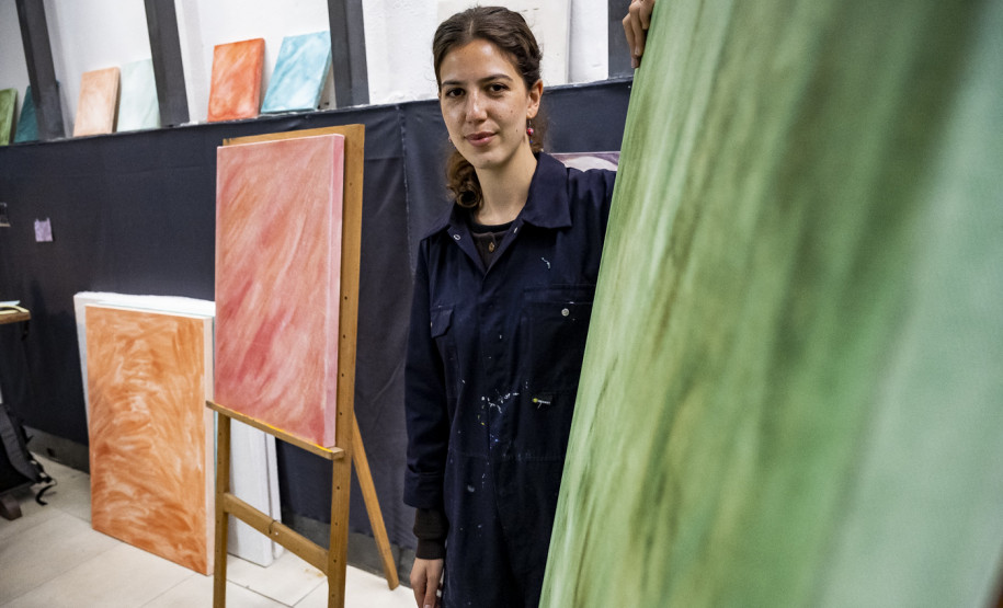 Residente do Museu Casa Alfredo Andersen, Aline Bittar Künzel recebe o público