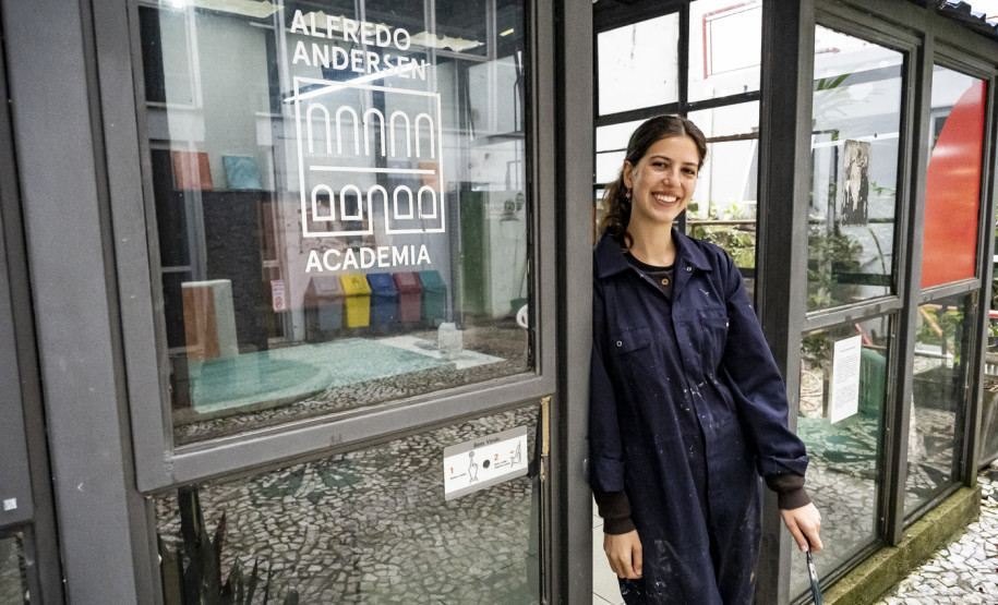 Residente do Museu Casa Alfredo Andersen, Aline Bittar Künzel recebe o público