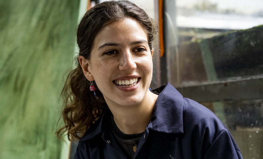 Residente do Museu Casa Alfredo Andersen, Aline Bittar Künzel recebe o público