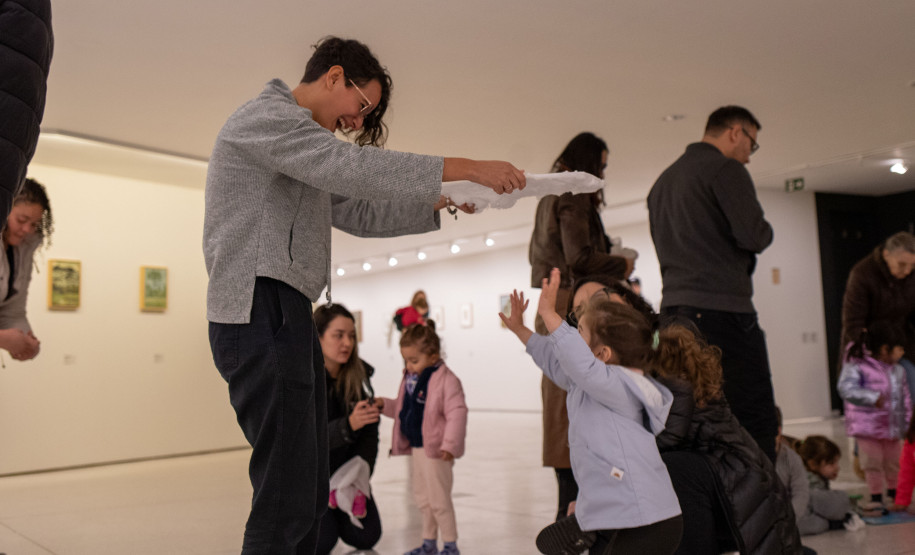 MON promove atividade sobre a obra de Chiharu Shiota para bebês de 2 a 3 anos
