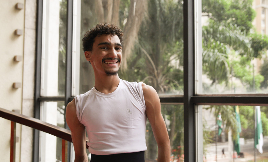 Aluno da Escola de Dança Teatro Guaíra conquista oportunidade em companhia italiana