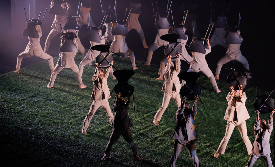 Balé Teatro Guaíra estreia espetáculo que une memória, coletividade e dança contemporâneaBalé Teatro Guaíra estreia espetáculo que une memória, coletividade e dança contemporânea