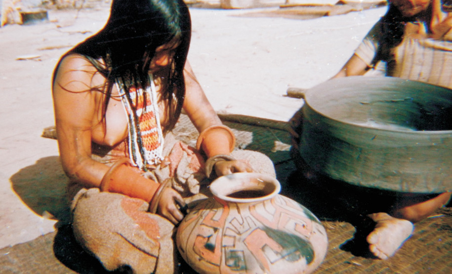 Exposição do Museu Paranaense sobre Vladimir Kozák vai para Mato Grosso do Sul A cerâmica karajá sempre foi conhecida pela riqueza estilística e por representar aspectos míticos e do cotidiano das aldeias. Aldeia Santa Isabel do Morro, Ilha do Bananal, Tocantins, 1954.