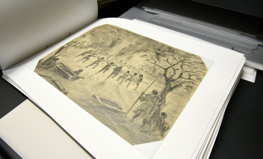 Desenho de Kozák que representa o ritual de passagem dos meninos xetá para a fase adulta. Durante a cerimônia, os meninos tinham o lábio inferior furado onde era inserido um adorno de resina vegetal. A aldeia celebrava com bebida fermentada de frutas silvestres e cânticos em homenagem a espíritos representados por pássaros.