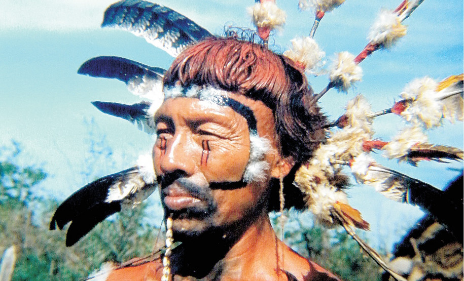 Exposição do Museu Paranaense sobre Vladimir Kozák vai para Mato Grosso do Sul Chefe bororo Okebaka adornado para o ritual funerário bororo. Aldeia Bayamoga, rio São Lourenço, Mato Grosso, 1956-1957.