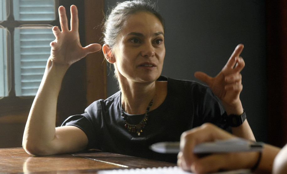 A arquiteta e cenógrafa Gabriela Ribeiro Bettega, a Biba, é a nova diretora do Museu Paranaense.