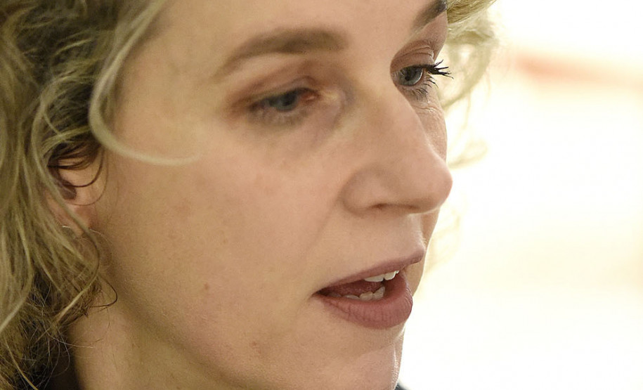 A artista Juliana Stein autora do livro "Não está claro até que a noite caia".